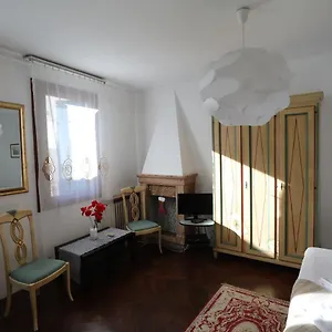 Lovely In Венеция